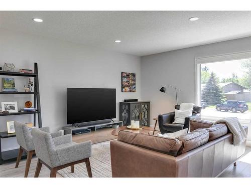 824 Avonlea Place Se, Calgary, AB - Indoor Photo Showing Living Room