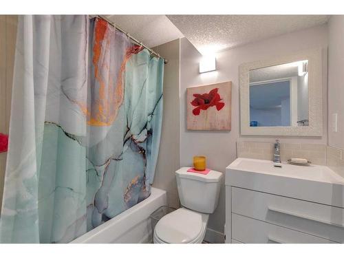 824 Avonlea Place Se, Calgary, AB - Indoor Photo Showing Bathroom