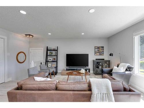 824 Avonlea Place Se, Calgary, AB - Indoor Photo Showing Living Room