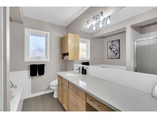 1703 31 Street Sw, Calgary, AB - Indoor Photo Showing Bathroom