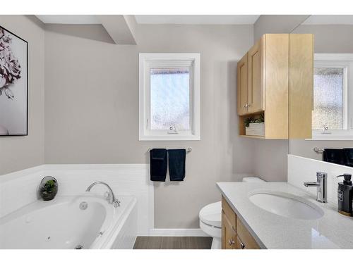 1703 31 Street Sw, Calgary, AB - Indoor Photo Showing Bathroom