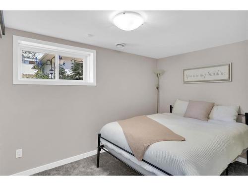 1703 31 Street Sw, Calgary, AB - Indoor Photo Showing Bedroom