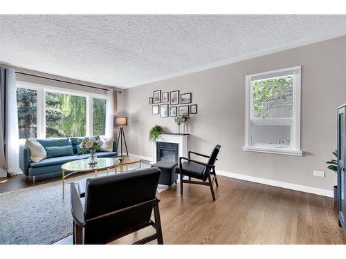 1703 31 Street Sw, Calgary, AB - Indoor Photo Showing Living Room