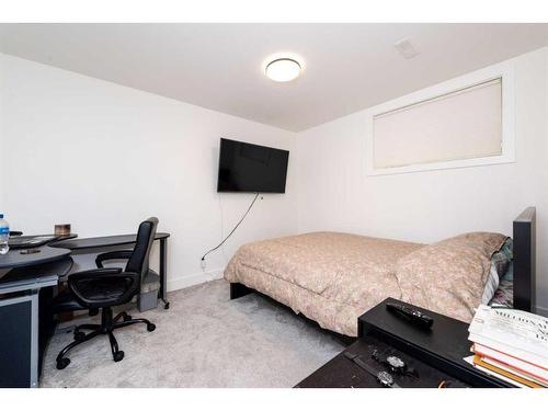 2 Prestwick Rise Se, Calgary, AB - Indoor Photo Showing Bedroom