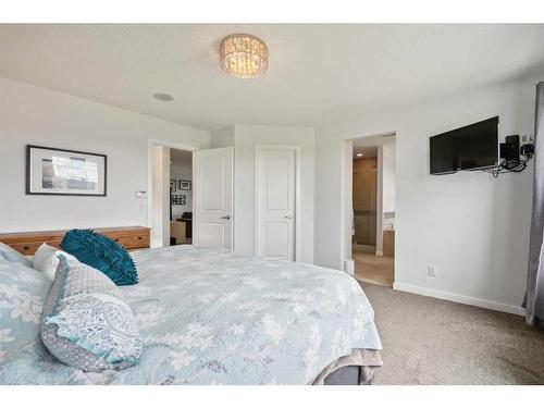 52 Cougar Ridge Manor Sw, Calgary, AB - Indoor Photo Showing Bedroom