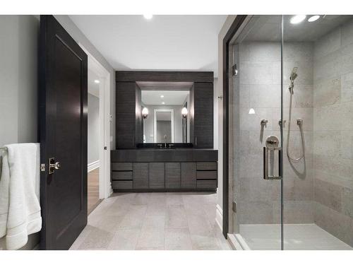 2915 Wolfe Street Sw, Calgary, AB - Indoor Photo Showing Bathroom
