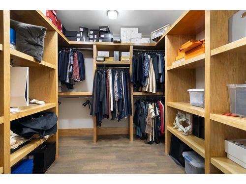 2915 Wolfe Street Sw, Calgary, AB - Indoor With Storage