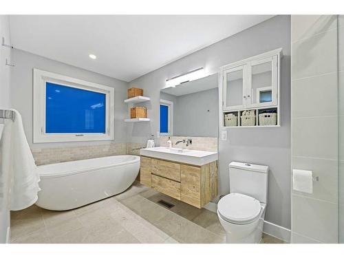 19 Hawkslow Bay Nw, Calgary, AB - Indoor Photo Showing Bathroom