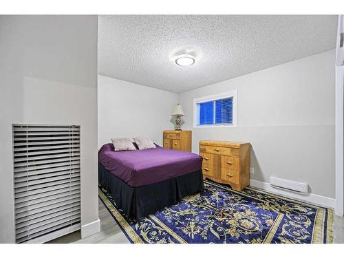 19 Hawkslow Bay Nw, Calgary, AB - Indoor Photo Showing Bedroom
