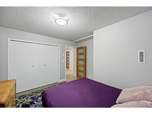 19 Hawkslow Bay Nw, Calgary, AB - Indoor Photo Showing Bedroom
