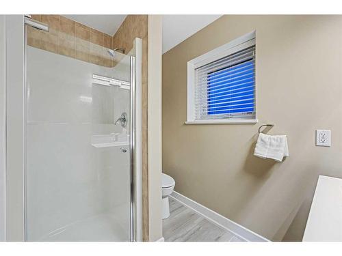 19 Hawkslow Bay Nw, Calgary, AB - Indoor Photo Showing Bathroom