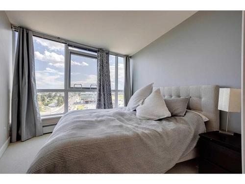 802-99 Spruce Place Sw, Calgary, AB - Indoor Photo Showing Bedroom