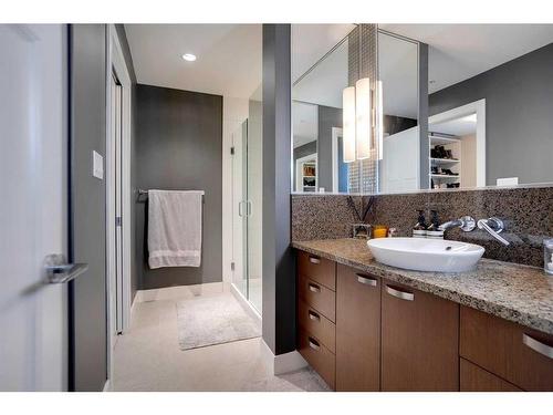 802-99 Spruce Place Sw, Calgary, AB - Indoor Photo Showing Bathroom