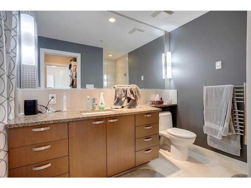 802-99 Spruce Place Sw, Calgary, AB - Indoor Photo Showing Bathroom