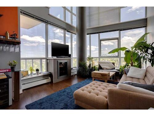 802-99 Spruce Place Sw, Calgary, AB - Indoor Photo Showing Living Room