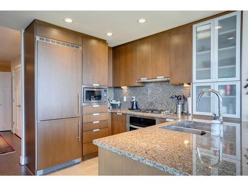 802-99 Spruce Place Sw, Calgary, AB - Indoor Photo Showing Kitchen With Double Sink With Upgraded Kitchen