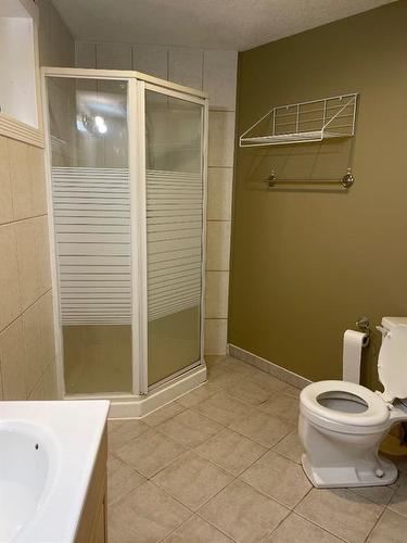 3128 39 Street Sw, Calgary, AB - Indoor Photo Showing Bathroom