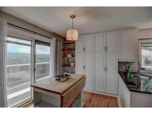 323 Silver Valley Boulevard Nw, Calgary, AB - Indoor Photo Showing Kitchen