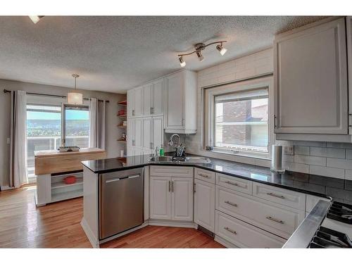 323 Silver Valley Boulevard Nw, Calgary, AB - Indoor Photo Showing Kitchen