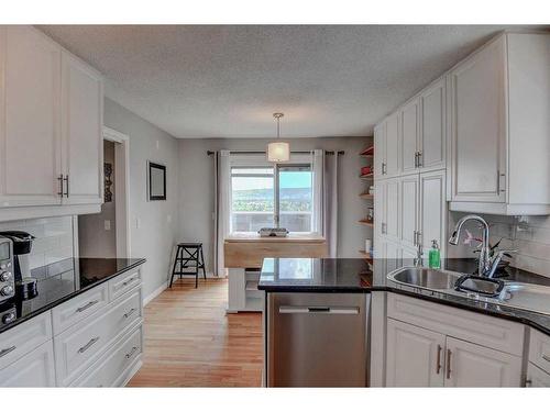323 Silver Valley Boulevard Nw, Calgary, AB - Indoor Photo Showing Kitchen With Upgraded Kitchen