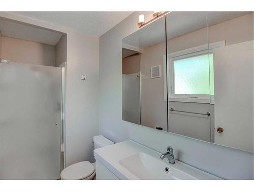 323 Silver Valley Boulevard Nw, Calgary, AB - Indoor Photo Showing Bathroom