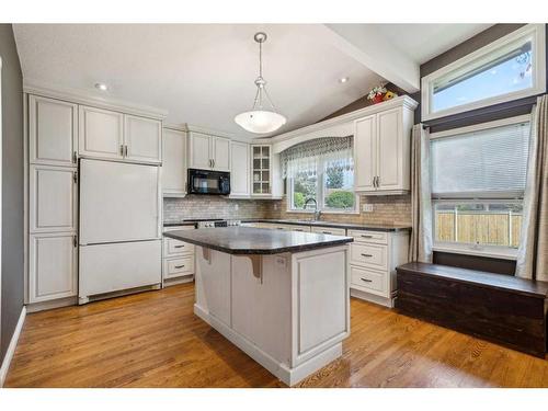 12 Lake Newell Green Se, Calgary, AB - Indoor Photo Showing Kitchen