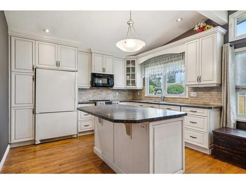 12 Lake Newell Green Se, Calgary, AB - Indoor Photo Showing Kitchen