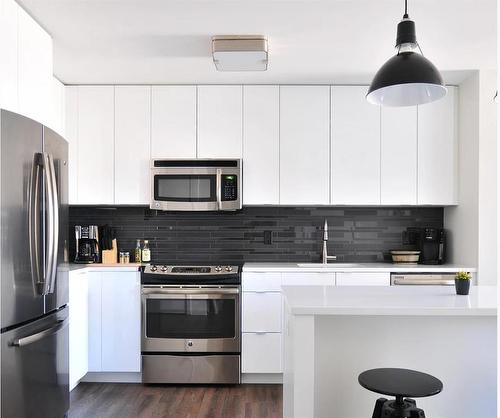 9-138 Mcrae Street, Okotoks, AB - Indoor Photo Showing Kitchen With Upgraded Kitchen