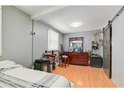 911 31 Avenue Nw, Calgary, AB - Indoor Photo Showing Bedroom