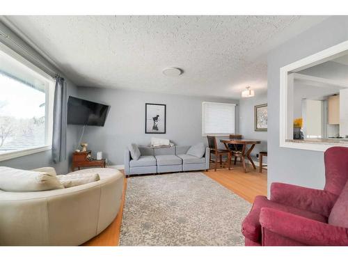 911 31 Avenue Nw, Calgary, AB - Indoor Photo Showing Living Room