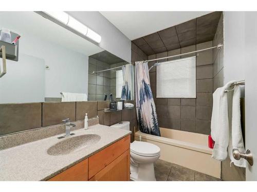 911 31 Avenue Nw, Calgary, AB - Indoor Photo Showing Bathroom