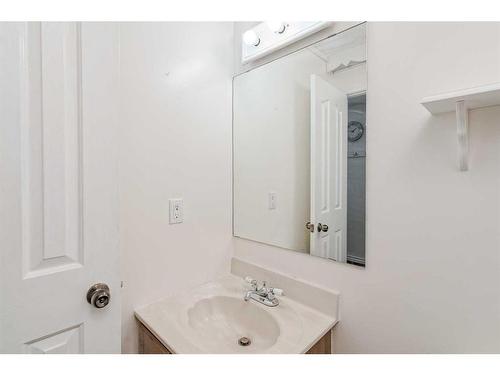 119 Erin Mount Crescent Se, Calgary, AB - Indoor Photo Showing Bathroom