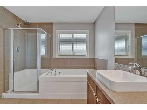 23 Evansridge Crescent Nw, Calgary, AB - Indoor Photo Showing Bathroom