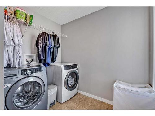 23 Evansridge Crescent Nw, Calgary, AB - Indoor Photo Showing Laundry Room