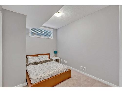 23 Evansridge Crescent Nw, Calgary, AB - Indoor Photo Showing Bedroom