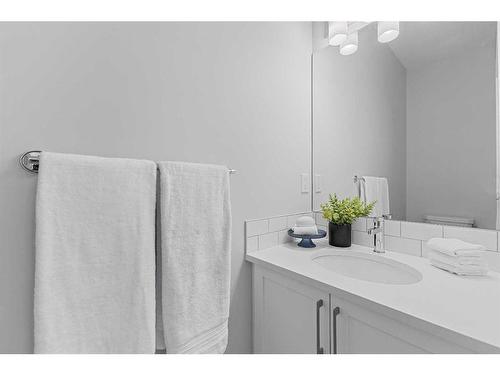 215 Les Jardins Park Se, Calgary, AB - Indoor Photo Showing Bathroom