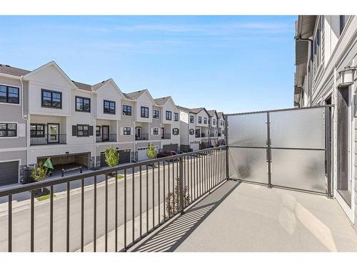 215 Les Jardins Park Se, Calgary, AB - Outdoor