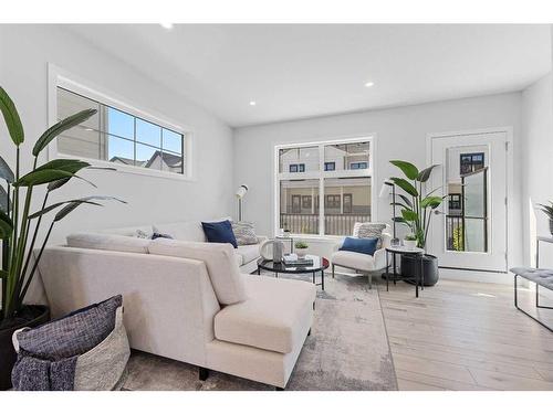 215 Les Jardins Park Se, Calgary, AB - Indoor Photo Showing Living Room