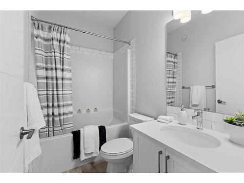 215 Les Jardins Park Se, Calgary, AB - Indoor Photo Showing Bathroom