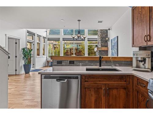 211-75 Dyrgas Gate, Canmore, AB - Indoor Photo Showing Kitchen