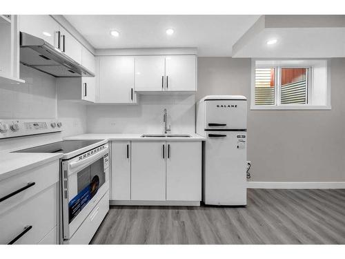 4419 58 Street Ne, Calgary, AB - Indoor Photo Showing Kitchen