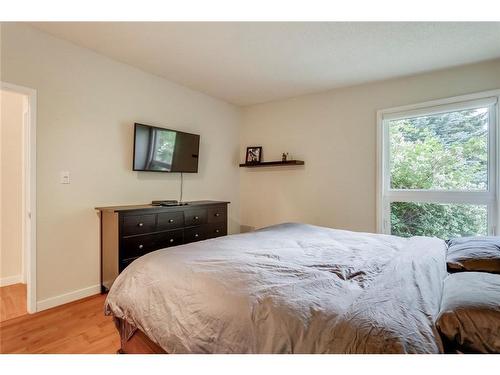 5155 Viceroy Drive Nw, Calgary, AB - Indoor Photo Showing Bedroom