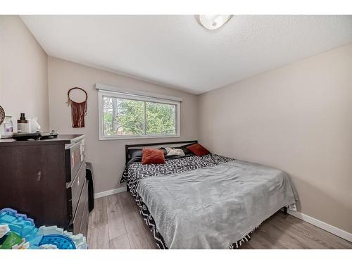 7407 36 Avenue Nw, Calgary, AB - Indoor Photo Showing Bedroom