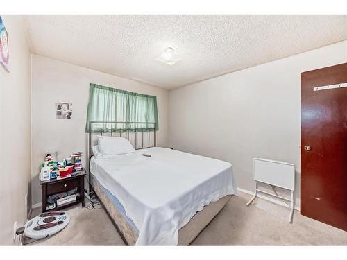 7407 36 Avenue Nw, Calgary, AB - Indoor Photo Showing Bedroom