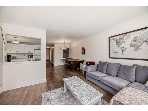 7407 36 Avenue Nw, Calgary, AB - Indoor Photo Showing Living Room
