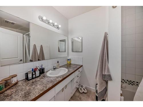 7407 36 Avenue Nw, Calgary, AB - Indoor Photo Showing Bathroom
