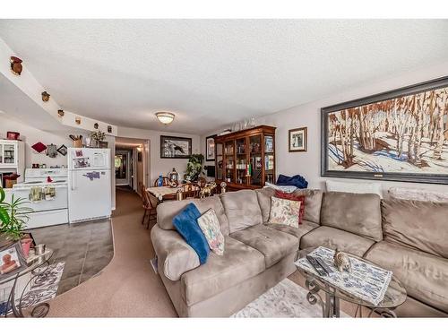 7407 36 Avenue Nw, Calgary, AB - Indoor Photo Showing Living Room