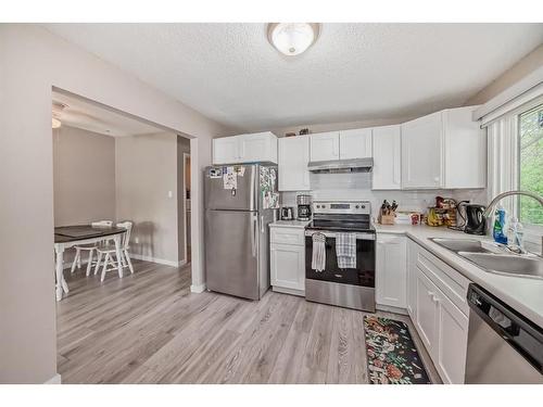 7407 36 Avenue Nw, Calgary, AB - Indoor Photo Showing Kitchen