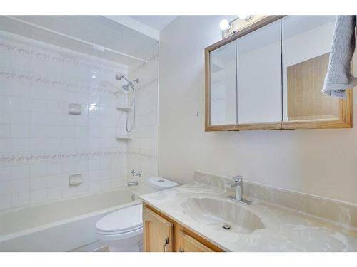 19 Deermont Place Se, Calgary, AB - Indoor Photo Showing Bathroom