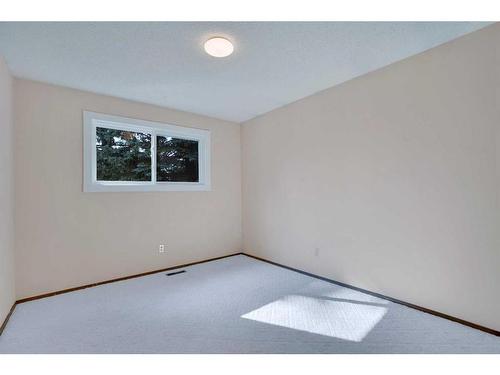 19 Deermont Place Se, Calgary, AB - Indoor Photo Showing Other Room